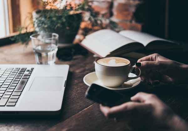 Digitalt møte - PC og kaffekopp