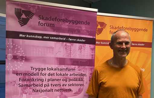 Bilde av foreleser Eyvin Bjørnstad foran en roll-up med Skadeforebyggende forum sin logo.