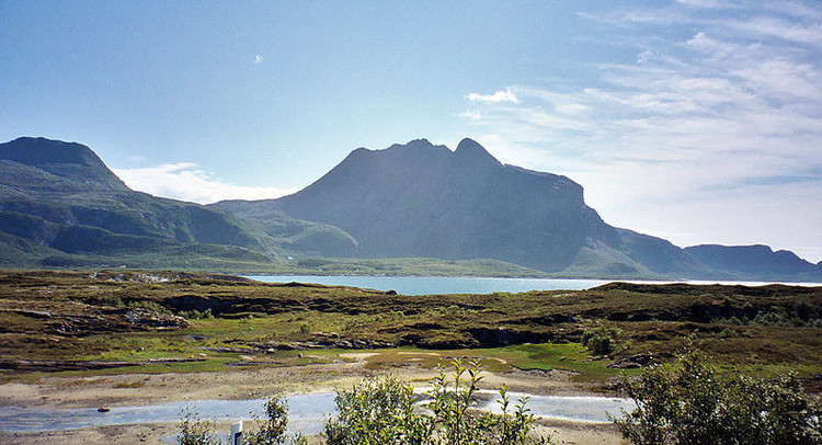 Fjellet Dønna sees i horisonten. Nydelig norsk natur. Foto.